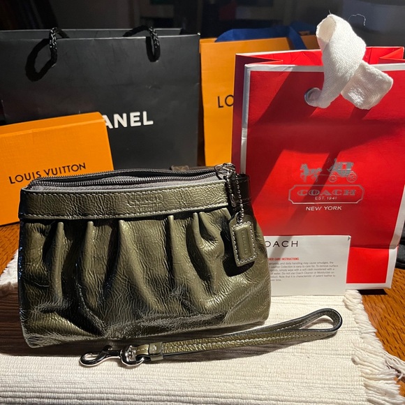 🎉!LIKE NEW🎊 Beautiful, Coach, shiny wristlet! - Picture 12 of 15